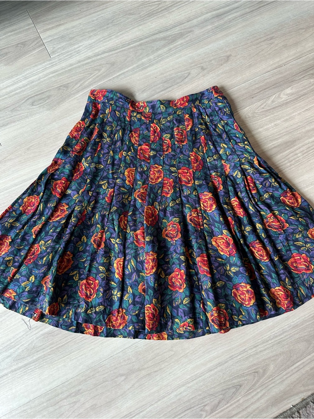 Vintage Gap Floral Pleated Midi Skirt in Navy with Red Rose Print Womens XS